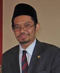 Educated originally at the feet of the ulema of the muslim world, he subsequently received a first class degree in scholastic philosophy and history of science from the queen's. Afifi Al Akiti