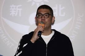 呂佳彥 攝影：吳至浩 攝影助理：董伊哲 vts：李沛佳 燈光：年輕瘋燈光組 詞曲：華正群 演員（連勝芠）：趙偉皓 演員（柯文折） 黑 根本是一場不公平的選舉 柯：嘶 我驚嚇過度 無法回答 連：你們一家都是官二代，根本是混蛋 柯：我爸是小學老師 你爸是憐戰 連：不要抹黑我家人與太太. æ˜¯å¦åƒé¸é»¨ä¸»å¸­ é€£æˆ°ç„¡æŒ‡ç¤º é€£å‹æ–‡ éƒ½æ˜¯è‡ªå·±çš„æ±ºå®š ä¸Šå ± ç„¦é»ž