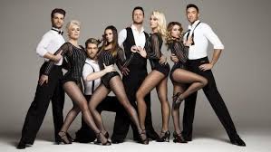 Le show de danse de tf1, qui met en scène des candidats people à des danseurs professionnels notés pendant dix ans, les animateurs ont changé, des danseurs ont changé, le jury a aussi changé. Les Profs De Danse Avec Les Stars Font Le Show A Albert