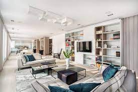 A glass enclosed kitchen is a noticeable design feature of this home remodel. Appartement Moderne Au Design Elegant Et Minimaliste Design Feria