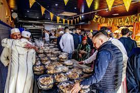 Aan het eind van de vastenmaand, als de maan weer voor het eerst helemaal te zien is, vieren moslims het suikerfeest. Een Suikerfeest Zonder Kussen Omhelzingen En Handdrukken Dit Jaar Trouw