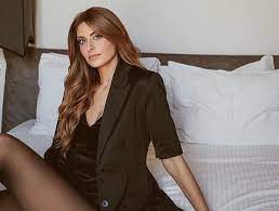 Για όλα τα κακοπροαίρετα αλλά κι απειλητικά διαδικτυακά σχόλια που δέχθηκε μετά από την συμμετοχή της στο survivor, μίλησε η ανθή σαλαγκούδη σε συνέντευξή της στην εκπομπή tik talk με τον. An8h Salagkoydh Otan H Dhmosiografos Prwtagwnistoyse Se Video Clip Toy Giannh Ploytarxoy Tessera Xronia Prin