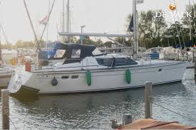 Sleek deck lines, tilting aft platform. Wauquiez 40 Pilot Saloon Segelboot Zu Verkaufen De Valk Jachtmakler