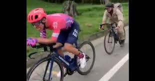El ecuatoriano richard carapaz conserva el maillot amarillo de líder de la general, donde urán se coloca en el segundo puesto. El Inaudito Rival De Rigoberto Uran Y Uno Preparandose Para El Tour