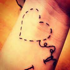 Designs such as a heart pierced with arrows expressive deep feelings of love and several elements can be incorporated with the tattoos for a richer expression. 100 Schone Herz Tattoos Mit Bedeutungen Und Ideen Promi Tattoos
