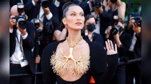 Aug 03, 2021 · but bella hadid has been experimenting with her hair lately and seems to be having a lot of fun. Cannes Bella Hadid Geht Halbnackt Auf Den Roten Teppich Nur Mit Kette Stern De