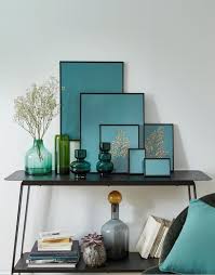 Creez Une Jolie Composition Personalisee Avec Des Cadres De Taille Differentes Et Des Feuilles Sechees Peintes En Dore Deco Contemporaine Deco Galerie De Cadre