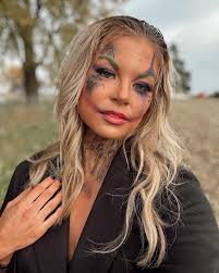 Kelli Hicks's Instagram, Twitter & Facebook