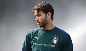 Gelandang italia manuel locatelli (kiri) merayakan dengan penyerang italia lorenzo insigne setelah ia mencetak gol pertama tim selama pertandingan sepak bola grup a uefa euro 2020 antara italia. Rikkvpkre3adzm