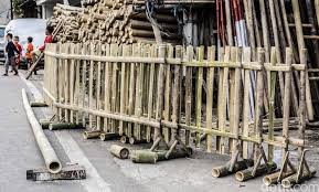 Sedangkan jenis bambu petung bisa digunakan untuk membuat tangga dengan jumlah 35 pijakan, dengan harga jual rp 500.000. Pengrajin Bambu Masih Eksis Di Jakarta