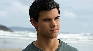 Taylor daniel lautner)‏ (مواليد 11 فبراير 1992) ممثل أمريكي وفنان عسكري. Ø§Ù„Ø­ÙƒÙ… Ø¹Ù„Ù‰ ØªØ§ÙŠÙ„ÙˆØ± Ù„ÙˆØªÙ†Ø± Ø¨Ù€ Ø§Ù„Ù…Ø¹ØªÙ‚Ù„ Ø£Ø®Ø¨Ø§Ø± Ø§Ù„ÙÙŠÙ„Ù… 2021