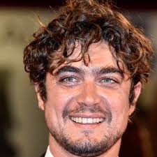 Riccardo, cresce nella località di andria, e alla fine degli anni '90 si trasferisce a roma. Riccardo Scamarcio Da Quando Sono Padre Ho Capito Che L Amore Per Un Figlio Va Al Di La Di Te