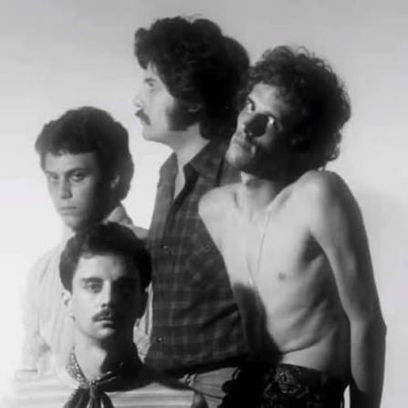 Sesión de fotos de Invisible para su álbum El Jardín de los Presentes  (1976). La primera imagen es la diapositiva original, compartida por la  familia de José Luis Perotta, autor de todas