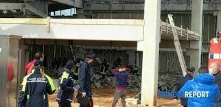Coinvolti operai di un'impresa che lavoravano sui cavi di alimentazione ferroviaria. Crolla Il Solaio Di Un Capannone A San Michele Salentino Brindisi Morto Un Operaio Quattro Feriti
