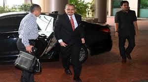 Pada tahun 2003, yaa dato' telah menjawat jawatan sebagai ketua unit jenayah komersial, bahagian pendakwaan di jabatan peguam negara, putrajaya dan seterusnya dipinjamkan ke suruhanjaya sekuriti malaysia sebagai pengarah bahagian penguatkuasaan di kuala lumpur pada tahun 2004. Dzulkifli Lapor Diri Di Jabatan Peguam Negara
