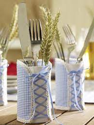 Karierte kissenüberzüge mit gebastelten edelweißblüten oder hosenträgern. Oktoberfest Deko Zum Selbermachen