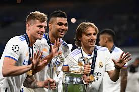 How Real Madrid celebrated: Ancelotti singing, Marcelo farewell, fans award Benzema the Ballon d’Or