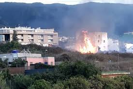 > colección incendio en 31/07/2007 el fuego en tenerife afecta a 13.695 hectáreas y han tenido que ser desalojadas 4.200. E5agqwlteaoq M