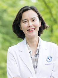 여성 5인조 밴드가수 마르멜로의 보컬 현아. ì˜ë£Œì§„ ìƒì„¸