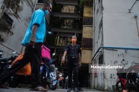 2) berumur 18 tahun ke atas dan telah berkeluarga atau mempunyai tanggungan. Covid 19 Sambutan Aidilfitri Penduduk Ppr Lembah Subang Hambar