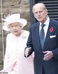 Le petit prince, c'est l'histoire de la rencontre d'une grande personne avec l'enfant qui l'habite, figuré par un petit prince. Gb Le Prince Philip Hospitalise La Reine A Son Chevet Elle
