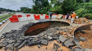 Tanggapan masyarakat terhadap isu keroskan jalanraya yang sering dikaitkan dengan jabatan kerja. Selesaikan Segera Masalah Jalan Mendap Berlubang
