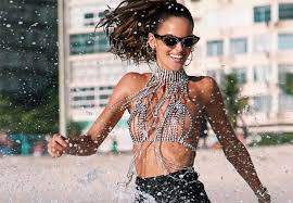 She is best known as having been one of the victoria's secret angels from 2005 to 2016 and for her work with sports illustrated swimsuit issue and armani exchange. Izabel Goulart Mostra Banho De Mar Alma Lavada Quem Quem News