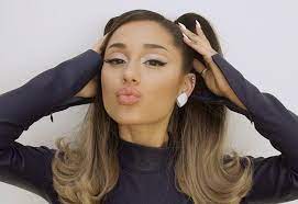 Для церемонии невеста выбрала роскошное платье. Ariana Grande Vstretila Rozhdestvo S Budushim Muzhem