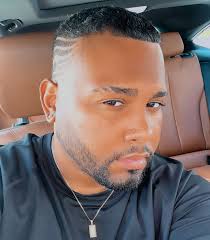 No existe nada que se sienta más sexy que un hombre acabado de recortar