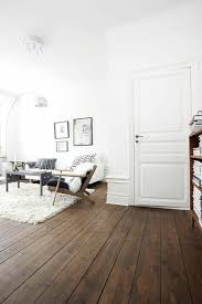 saint maclou parquet pour le sol dans le salon avec murs blancs style salon plancher de chambre parquet salon