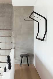 Kleiderstander 60 Ideen Und Modelle Zum Einlegen In Die Dekoration Dekoration Minimalistische Garderobe Und Ideen