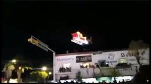 El viejito pascuero ya salió del polo norte para hacer su ruta de entrega de regalos en todo el mundo. Viejo Pascuero Choca Con Edificio En Mexico Y Sigue Diciendo Jo Jo Jo