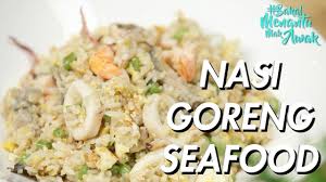 Akhirnya setelah seafood mulai dikenal oleh masyarakat memunculkan kreasi unik yang memadukan antara nasi goreng dengan seafood untuk menciptakan citarasa makanan yang khas, dengan. Bakalmenantumakawak Nasi Goreng Seafood Kedamaian Rumahtangga Youtube
