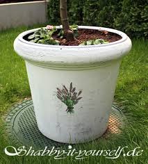 • matte lackfarbe oder kreidefarbe zb von rayher in zarten. Gartenmobel Verwandlung So Werden Sie Zu Vintage Objekten