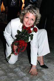 Waldek opiekował się byłą żoną, bo mimo rozwodu i rozstania, łączyła ich wielka przyjaźń. Gabriela Kownacka Wspaniala Kobieta Bez Szczescia W Milosci Wp Film