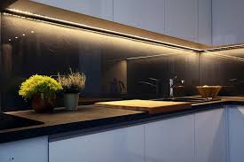 Schwarze Kuchenruckwand Aus Glas Mit Struktur Edel Kuchenruckwand Glas Beleuchtung Kuche Kuchenleuchten