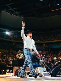 Nothing quite like a loud and proud Texas crowd! George Strait is back at  the @moodycenteratx tonight. Additional tickets just released at  georgestrait.com. 📸 : @cookcamera