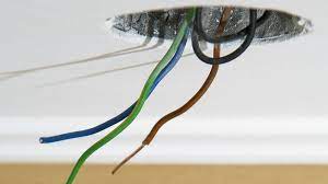 Il peut aussi servir à améliorer l'isolation thermique et/ou acoustique de la pièce. Comment Cacher Des Fils Electriques Au Plafond Bricoleurs
