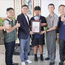 海埔國小鉛球高手郭祐宸優異表現獲鹿港鎮長表揚 academic dress fashion dresses