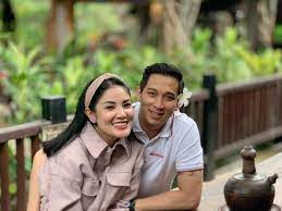 On 26 september 2012, nindy gave birth to her first child, a boy called abhirama danendra harsono. Suami Terjerat Narkotika Nindy Ayunda Gugat Cerai