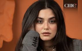 Omara Fernanda presenta su obra literaria Pecas y estrellas