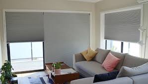 tolles wohnambiente mit sensuna wabenplissees grau wohnzimmer fensterdeko modern wohnen jalousien fensterdeko