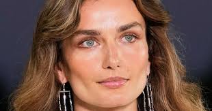 Clara Cervera, maquilladora: “Para no verme 7 años mayor, aplico poca  cantidad de base en 4 puntos estratégicos para devolver la frescura y tapo  las manchas con un poco de corrector”