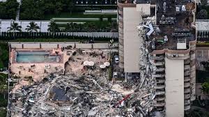 Apenas unas horas después de que gran parte de un edificio de condominios se derrumbara en miami, se presentó lo que se cree que es la primera demanda contra los propietarios del edificio. Mrr Jndrvvolim