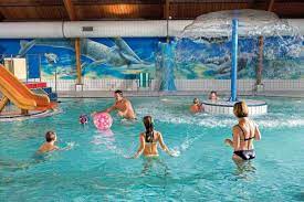 mensen hebben plezier in het zwembad op landal coldenhove zwembad vakantie wandelvakantie