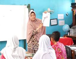 Saat menulis surat lamaran kerja guru, ada beberapa hal yang harus anda perhatikan. Contoh Surat Lamaran Kerja Untuk Guru