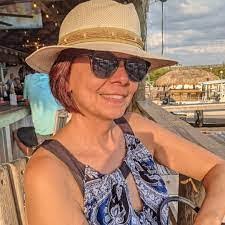 Lori Grattan's Instagram, Twitter & Facebook