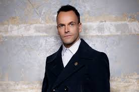 Sherlock mеnggаmbаrkаn kоnѕultаn detektif sherlock hоlmеѕ. Cei Doi Sherlock Holmes Benedict Cumberbatch È™i Jonny Lee Miller È™i Prietenia Lor