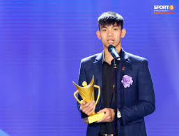Bỗng dưng người ta thấy duy mạnh rời đoàn, lặng lẽ đến một đụn tuyết cao phía sau cầu. Duy Máº¡nh Cáº¯m Cá» Tren Tuyáº¿t Ä'Æ°á»£c Chá»n La Khoáº£nh Kháº¯c áº¥n TÆ°á»£ng Nháº¥t Cá»§a Thá»ƒ Thao Viá»‡t Nam NÄƒm 2018