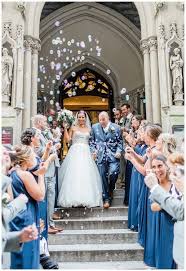 So kann sie gleich vor die haustür gehängt. Spalier Stehen An Der Hochzeit Die Kreativsten Ideen Fur Diesen Brauch Spalier Hochzeit Standesamtliche Hochzeit Spalier Stehen